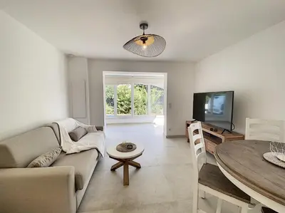 Télévision ou salle de divertissement dans l'établissement Superbe appartement au cœur du Cap d'Antibes