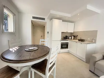 Cuisine ou kitchenette dans l'établissement Superbe appartement au cœur du Cap d'Antibes