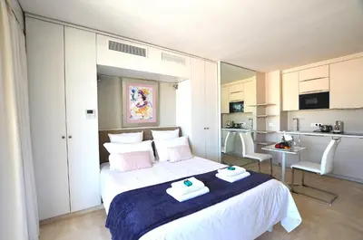 Un ou plusieurs lits dans un hébergement de l'établissement Studio Cannes Grand Hôtel Ibis avec Terrasse