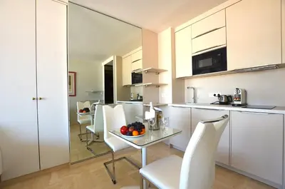 Cuisine ou kitchenette dans l'établissement Studio Cannes Grand Hôtel Ibis avec Terrasse