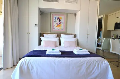 Un ou plusieurs lits dans un hébergement de l'établissement Studio Cannes Grand Hôtel Ibis avec Terrasse