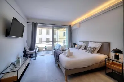 Un ou plusieurs lits dans un hébergement de l'établissement Cannes Luxury Rental - Stunning apartment with terrace to rent Grand Hotel