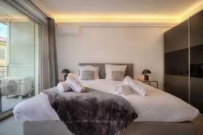 Un ou plusieurs lits dans un hébergement de l'établissement Cannes Luxury Rental - Stunning apartment with terrace to rent Grand Hotel