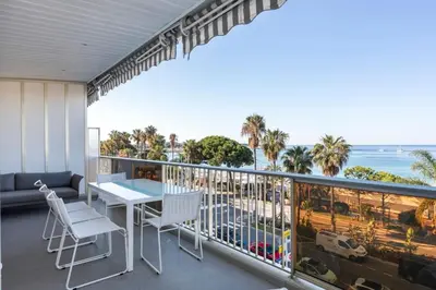 Balcon ou terrasse dans l'établissement REF 1426 - Cannes Croisette - Sea view apartment for rent
