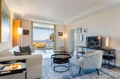 Télévision ou salle de divertissement dans l'établissement REF 1426 - Cannes Croisette - Sea view apartment for rent