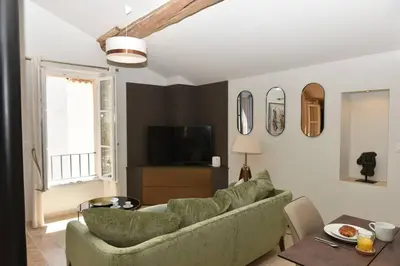 Télévision ou salle de divertissement dans l'établissement PICASSO by the sea Luxurious design house sea view old Antibes for 6