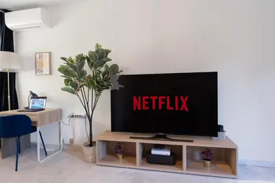 Télévision ou salle de divertissement dans l'établissement Magniolias - Résidence Calme avec Piscine, Tennis & Jardin