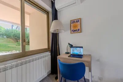 Télévision ou salle de divertissement dans l'établissement Magniolias - Résidence Calme avec Piscine, Tennis & Jardin
