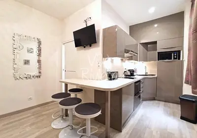 Cuisine ou kitchenette dans l'établissement Calm and Modern 1 Bedroom City Centre Cannes
