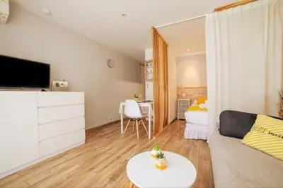 Télévision ou salle de divertissement dans l'établissement Cocoon Center - Rue d'antibes - 200m plage- Clim - wifi - Unique