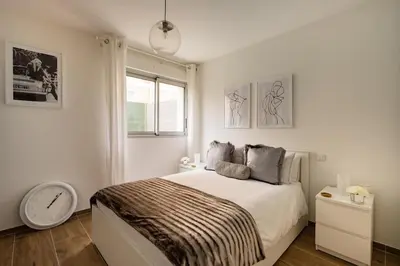 Un ou plusieurs lits dans un hébergement de l'établissement Stylish New 1 bedroom apartment in juan les pins