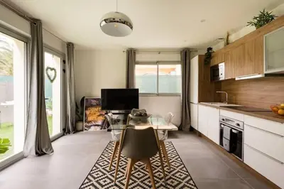 Cuisine ou kitchenette dans l'établissement Stylish New 1 bedroom apartment in juan les pins