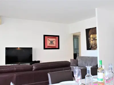 Télévision ou salle de divertissement dans l'établissement Appartement 3P avec terrasse et parking, Villeneuve-Loubet Plage - FR-1-252A-63