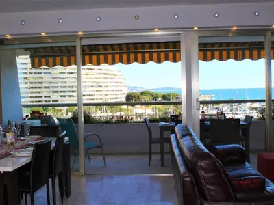 Coin salon dans l'établissement Appartement 3P avec terrasse et parking, Villeneuve-Loubet Plage - FR-1-252A-63