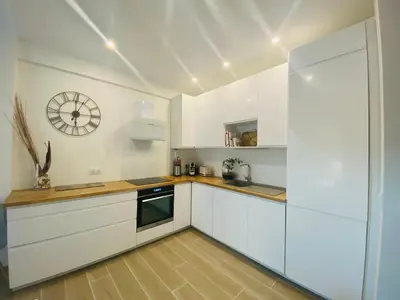 Cuisine ou kitchenette dans l'établissement 50m plage - 2 pièces jardin garage