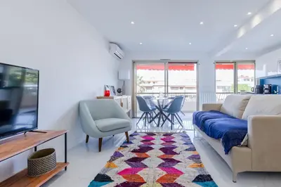 Télévision ou salle de divertissement dans l'établissement 1-Br Apartment 5 min on foot from the Croisette