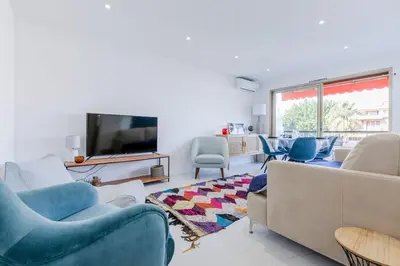 Télévision ou salle de divertissement dans l'établissement 1-Br Apartment 5 min on foot from the Croisette