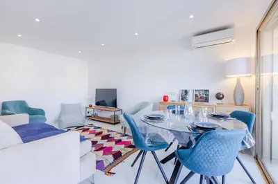 Télévision ou salle de divertissement dans l'établissement 1-Br Apartment 5 min on foot from the Croisette