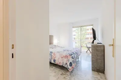 Un ou plusieurs lits dans un hébergement de l'établissement Renovated 3-Room Apartment in a Leafy Park