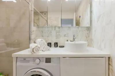 Salle de bains dans l'établissement Renovated 3-Room Apartment in a Leafy Park