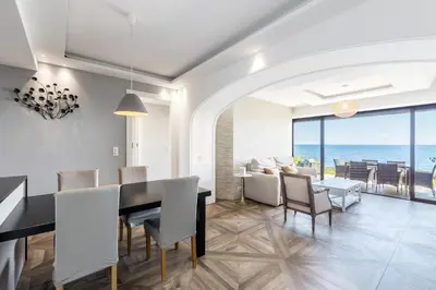 Vue générale sur la mer ou vue sur la mer prise depuis l'appartement