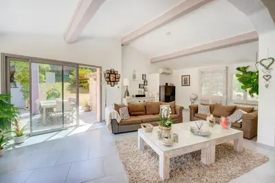 Coin salon dans l'établissement MAGNIFIQUE VILLA 8 PERSONNES