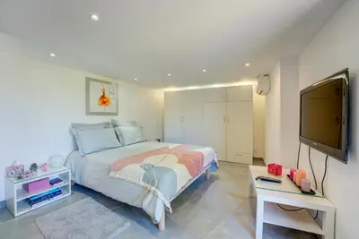 Télévision ou salle de divertissement dans l'établissement MAGNIFIQUE VILLA 8 PERSONNES