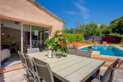 Piscine de l'établissement MAGNIFIQUE VILLA 8 PERSONNES ou située à proximité