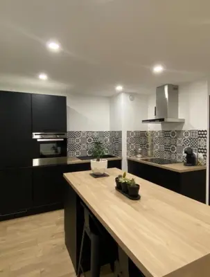 Cuisine ou kitchenette dans l'établissement Super T2 Rénové Aperçu Mer Toutes Commodités