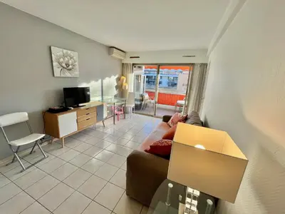 Télévision ou salle de divertissement dans l'établissement Kent studio by Welcome to Cannes