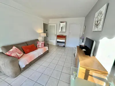 Télévision ou salle de divertissement dans l'établissement Kent studio by Welcome to Cannes