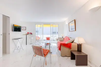 Télévision ou salle de divertissement dans l'établissement Luxurious 2-room Apartment in Palm Beach
