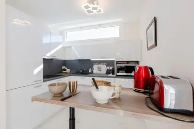 Cuisine ou kitchenette dans l'établissement Luxurious 2-room Apartment in Palm Beach