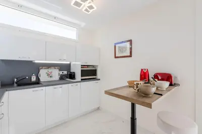 Cuisine ou kitchenette dans l'établissement Luxurious 2-room Apartment in Palm Beach