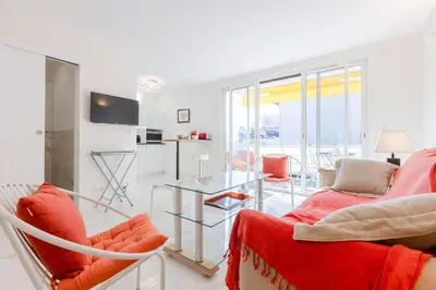 Cuisine ou kitchenette dans l'établissement Luxurious 2-room Apartment in Palm Beach