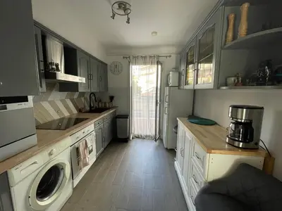 Cuisine ou kitchenette dans l'établissement Charming AC 2-bedroom apartment Antibes city center family, couples friendly