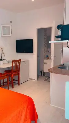 Télévision ou salle de divertissement dans l'établissement STUDETTE Beausejour