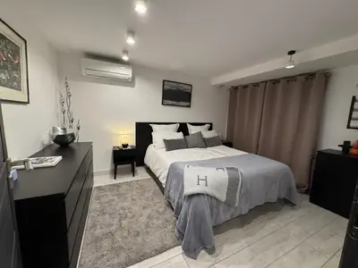 Un ou plusieurs lits dans un hébergement de l'établissement 9m of center, Cannes high luxe Villa Mila 6bdrooms heated pool Sauna cinema fitness