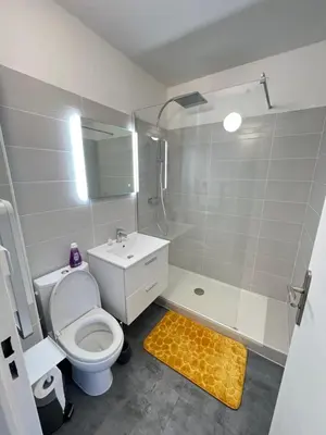 Salle de bains dans l'établissement Superbe Studio en résidence proche de la Mer