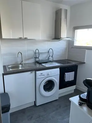 Cuisine ou kitchenette dans l'établissement Superbe Studio en résidence proche de la Mer