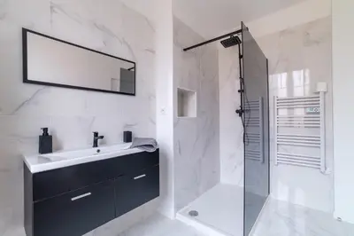 Salle de bains dans l'établissement VILLA J