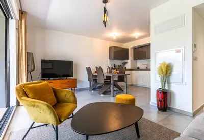 Cuisine ou kitchenette dans l'établissement Appartement climatisé les pieds dans l'eau pour 6 personnes avec 1 suite parentale, 1 chambre double et 1 mini chambre Piscine sur le toit clim garage
