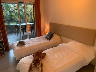 Un ou plusieurs lits dans un hébergement de l'établissement Appartement climatisé les pieds dans l'eau pour 6 personnes avec 1 suite parentale, 1 chambre double et 1 mini chambre Piscine sur le toit clim garage