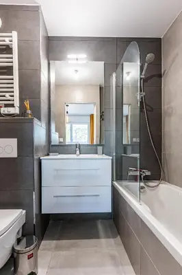 Salle de bains dans l'établissement Appartement climatisé les pieds dans l'eau pour 6 personnes avec 1 suite parentale, 1 chambre double et 1 mini chambre Piscine sur le toit clim garage