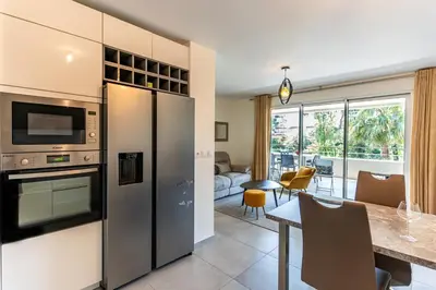 Cuisine ou kitchenette dans l'établissement Appartement climatisé les pieds dans l'eau pour 6 personnes avec 1 suite parentale, 1 chambre double et 1 mini chambre Piscine sur le toit clim garage