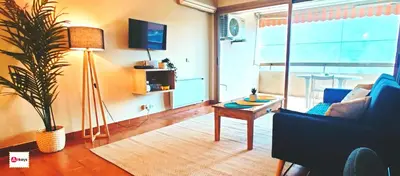 Télévision ou salle de divertissement dans l'établissement Grand Studio Azur avec terrasse - Vieil Antibes