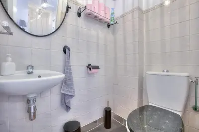 Salle de bains dans l'établissement Le Sun-Beach - Spacieux 3 pièces avec parking à 400 m des plages de Juan-les-Pins