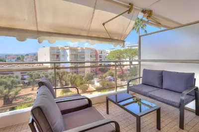 Balcon ou terrasse dans l'établissement Le Sun-Beach - Spacieux 3 pièces avec parking à 400 m des plages de Juan-les-Pins
