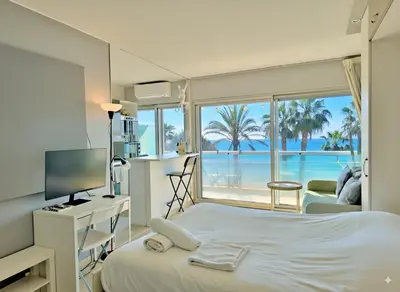 Télévision ou salle de divertissement dans l'établissement Panoramic Sea View Studio 24h Checkin