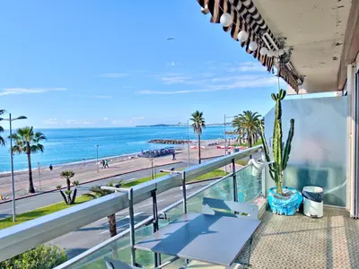 Vue générale sur la mer ou vue sur la mer prise depuis l'appartement